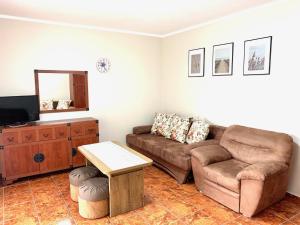 uma sala de estar com um sofá e uma mesa em Apartament Rezydencja Marino em Rewal