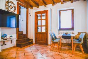 a dining room with a table and chairs and a door at Vittoria Holiday House Stresa in Stresa