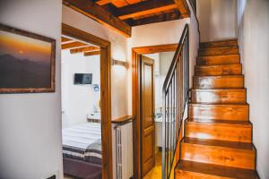 un pasillo con una escalera que conduce a un dormitorio en Vittoria holiday house Stresa en Stresa