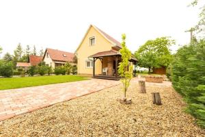 A garden outside Cédrus Nyaralóház, Gyopárosfürdő