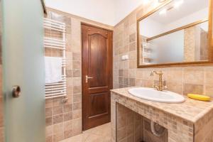 A bathroom at Cédrus Nyaralóház, Gyopárosfürdő Még 5 kép