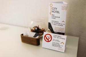 uma caixa de chocolates e um frasco de vidro de doces em City Apartments - Junior suite room em Smolensk