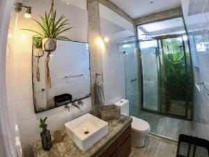 Vonios kambarys apgyvendinimo įstaigoje Katalox Jungle Lofts by Simply Comfort Tulum Centre Rooftop Patio & Pool
