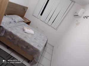 una piccola camera da letto con un letto e una finestra di Recanto chalenger a Campos dos Goytacazes Altre 3 foto