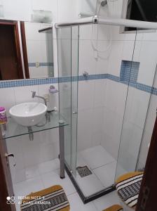 een badkamer met een douche en een wastafel bij Recanto chalenger in Campos dos Goytacazes