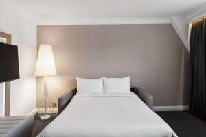Radisson Blu Hotel, Leeds City Centre客房内的一张或多张床位