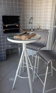 a table and two chairs in a kitchen at Apto Frente ao Mar in Bertioga