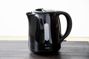 een zwarte koffiepot zittend op een tafel bij Oyado danran 団欒 in Tokyo