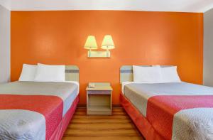 En eller flere senger på et rom på Motel 6-Espanola, NM