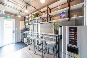 een bar met krukken aan een balie in een kamer bij Oyado danran 団欒 in Tokyo