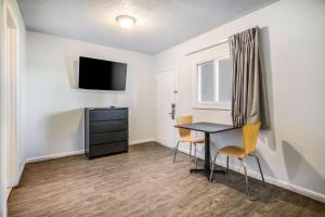 TV a/nebo společenská místnost v ubytování Motel 6-Toms River, NJ