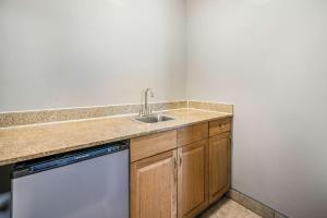 Kuchyň nebo kuchyňský kout v ubytování Motel 6-Toms River, NJ