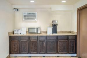 Kuchyň nebo kuchyňský kout v ubytování Motel 6-Toms River, NJ