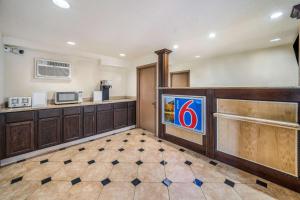 Kuchyň nebo kuchyňský kout v ubytování Motel 6-Toms River, NJ