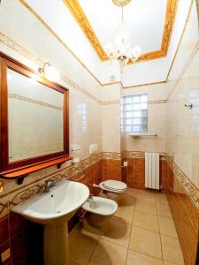 Koupelna v ubytování Euro Hotel Iglesias + 37 fotografií