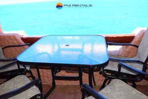 uma mesa azul e cadeiras com vista para a água em Marina Pinacate B-307 em Puerto Peñasco