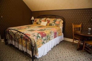 A bed or beds in a room at Sylvan Inn Bed & Breakfast