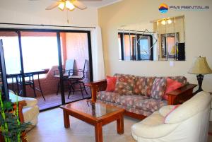 sala de estar con sofá y mesa de centro en Marina Pinacate B-307 en Puerto Peñasco