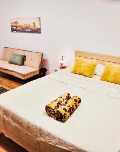una camera con 2 letti con cuscini gialli di Apartments Casa Pineta a Ulcinj