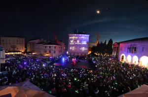 duży tłum ludzi oglądających koncert w nocy w obiekcie Apartments Antons w Puli +37 zdjęć