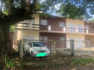 een auto geparkeerd voor een gebouw bij Apartamento aconchegante in Ubatuba