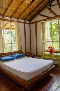 Postel nebo postele na pokoji v ubytování Ikara Hotel Campestre Villeta