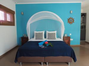 ChuChubi Studio Apartment Bonaire tesisinde bir odada yatak veya yataklar