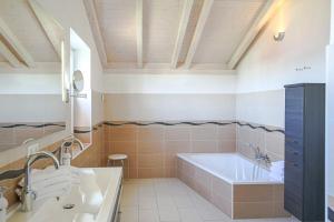 Ένα μπάνιο στο Ferienhaus Silbermöwe +14 φωτογραφίες
