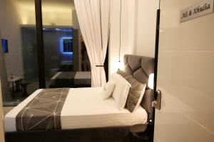 Een bed of bedden in een kamer bij Nili Deluxe
