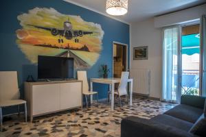 una sala de estar con una pintura de un avión en FLY HOUSE BOLOGNA...un appartamento al volo en Bolonia