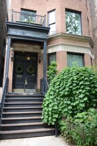 une maison avec un escalier menant à la porte d'entrée. dans l'établissement Penthouse Level, Stunning Wrigley Stay, à Chicago