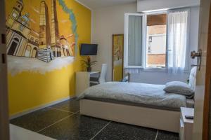 Łóżko lub łóżka w pokoju w obiekcie FLY HOUSE BOLOGNA...un appartamento al volo