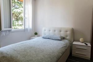Łóżko lub łóżka w pokoju w obiekcie FLY HOUSE BOLOGNA...un appartamento al volo