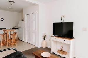 TV a/nebo společenská místnost v ubytování Blue Moon Motel