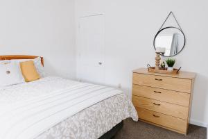 Postel nebo postele na pokoji v ubytování Blue Moon Motel