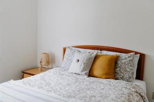 Postel nebo postele na pokoji v ubytování Blue Moon Motel