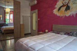 Łóżko lub łóżka w pokoju w obiekcie FLY HOUSE BOLOGNA...un appartamento al volo