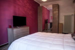 Telewizja i/lub zestaw kina domowego w obiekcie FLY HOUSE BOLOGNA...un appartamento al volo