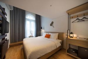 Postel nebo postele na pokoji v ubytování Hotel Clover 769 North Bridge Road