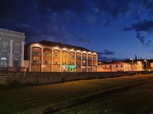 a building lit up at night with lights on at Hotel Ponte Real in São João del Rei
