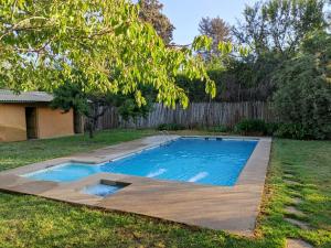伊斯拉德邁波的住宿－Tiny House Remanso del Espíritu，庭院后院的游泳池