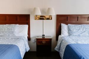 Postel nebo postele na pokoji v ubytování Blue Moon Motel