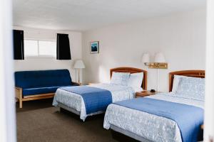 Postel nebo postele na pokoji v ubytování Blue Moon Motel