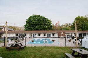 Bazén v ubytování Blue Moon Motel nebo v jeho okolí