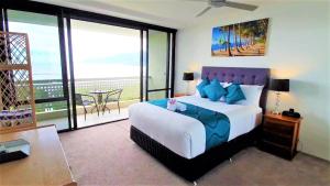 Postel nebo postele na pokoji v ubytování Cairns Ocean View Apartment