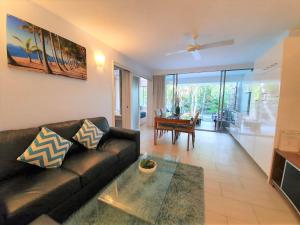 A seating area at Palm Cove Beach Apartment