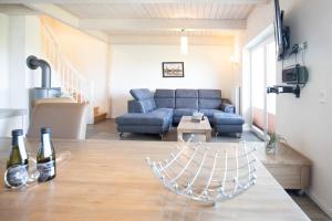 a living room with a couch and a table at Ferienhaus Kampfläufer in Dagebüll