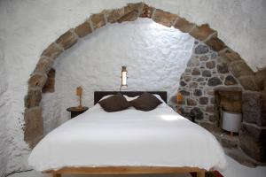 MandrákionにあるMy Old Stone House in a 2 000 sqm private garden with Fab Glamping Tentのギャラリーの写真