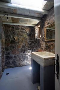 Koupelna v ubytování My Old Stone House in a 2 000 sqm private garden with Fab Glamping Tent