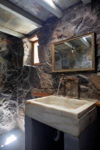 Koupelna v ubytování My Old Stone House in a 2 000 sqm private garden with Fab Glamping Tent